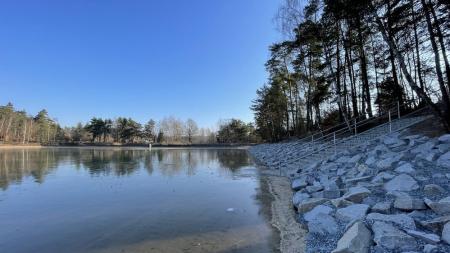 Šídlovský rybník má zpevněné břehy, hrozil sesuv půdy