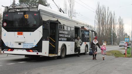 Rodiče s kočárkem i senioři měli problém s nástupem do trolejbusů. Vyřeší ho nová zastávka