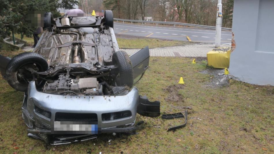 Řidič dvakrát boural během pár minut. Od první nehody ujel! Auto pak narazilo do zastávky