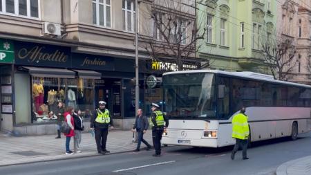 Dopravu na Americké zkomplikovala srážka školačky s autobusem, trolejbusy stály v kolonách