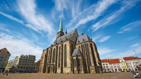 Opilý pár ztěžoval turistům výstup na vrchol věže katedrály