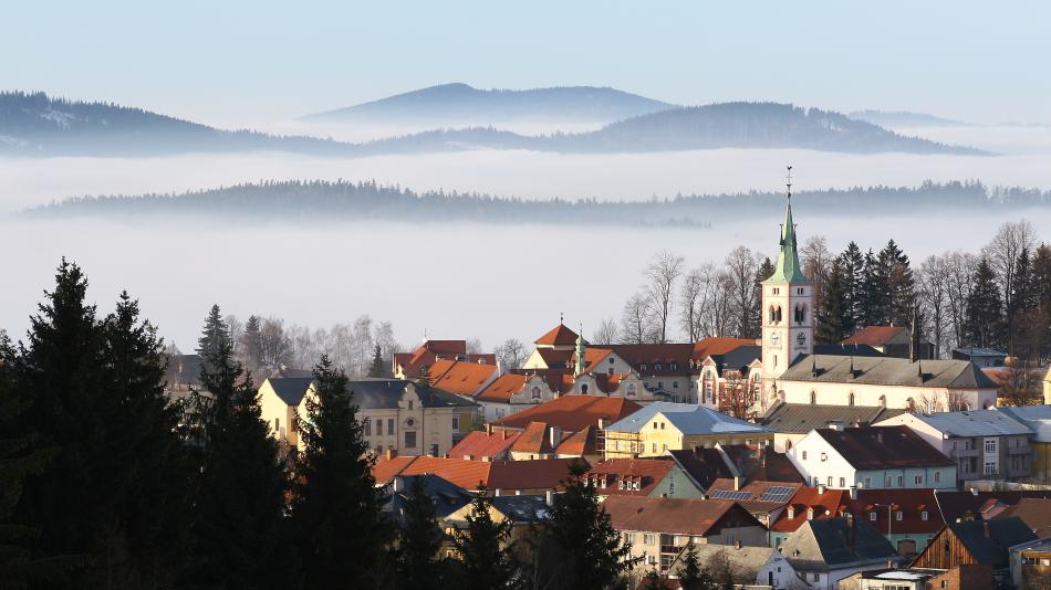 Jak se žije v Kašperkách? Město rozhodně nespí pod sněhem!