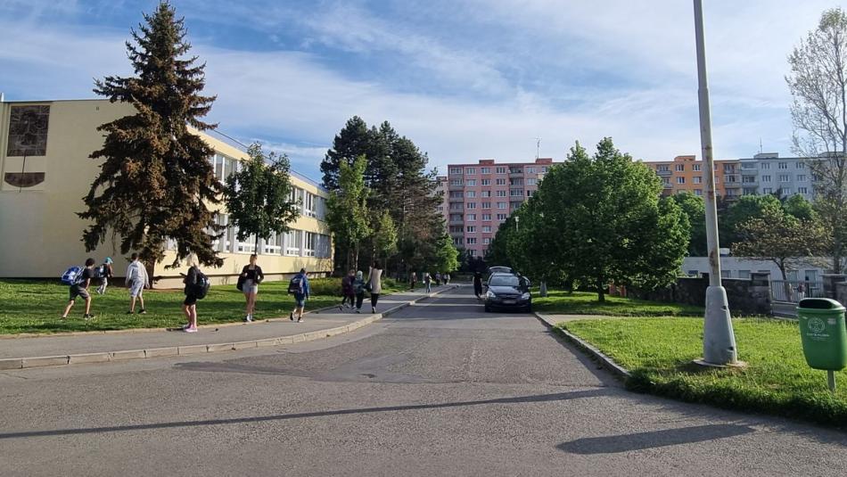 Slepá ulice u školy na Lochotíně bude kvůli bezpečnosti dětí ráno bez aut