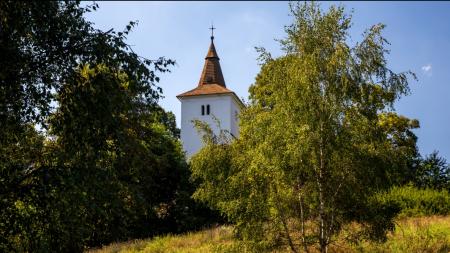 Šumavský Mouřenec zve o prázdninách na prohlídky, ale také na Basikovou nebo Nezmary