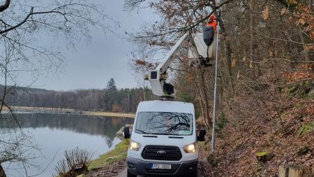 Lampy u plzeňského Boleváku dráždily ekology, přichází kompromis. Budou svítit jen ráno a večer