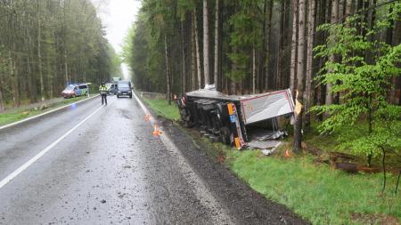 V západních Čechách hrozí silná ledovka. Jezděte velmi opatrně a neriskujte, varují policisté!