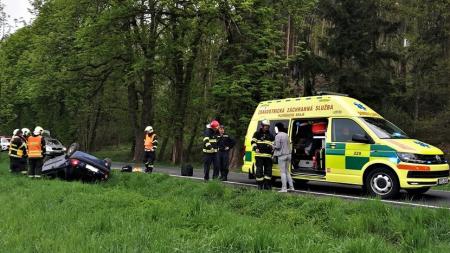 Motorkář nepřežil srážku s osobním autem. Zranilo se i malé dítě