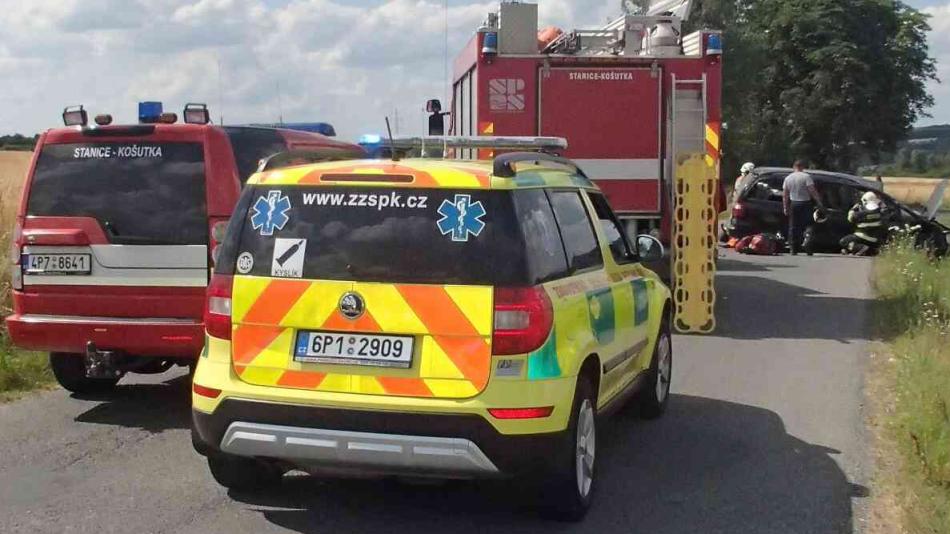 Starší motorkář se při předjíždění srazil s autem, utrpěl těžká zranění