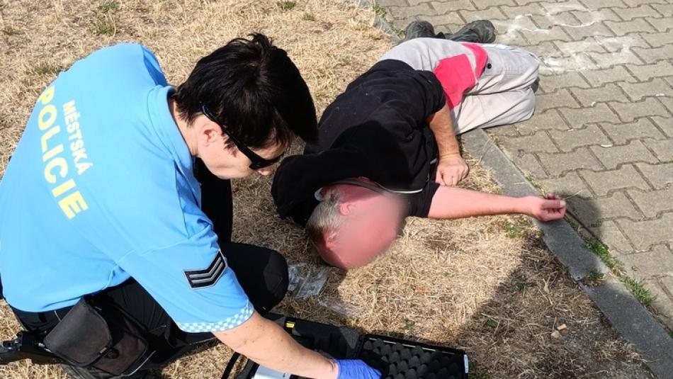 Vypil láhev vodky a usnul. Strážníky zaměstnal muž, který vypadal, že nedýchá