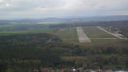 Jaká budoucnost čeká letiště v Líních? Armáda tam chce logistické centrum a základnu aktivních záloh, letecké školy vyhánět nechce