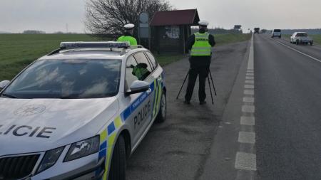 Policisté si posvítili na řidiče. Ti platili zejména za rychlou jízdu