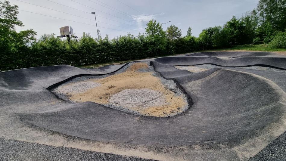 První plzeňský pumptrack se brzy otevře. Kde ho najdete?