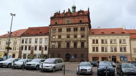 Plzeň očekává více peněz, Litice dostanou vodojem, šimpanzi vodní příkop