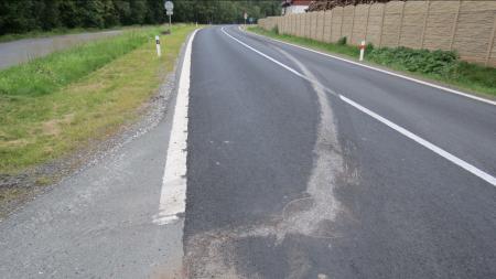 Kamion trhal asfalt, řidiče hledají policisté