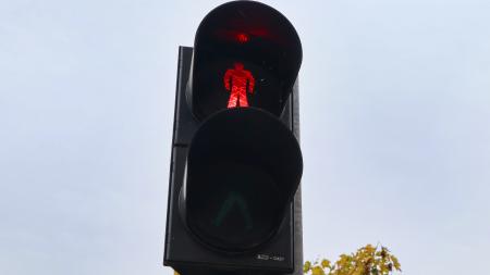 Chodkyni, která šla na přechodu na červenou, srazilo auto. Z místa odešla!