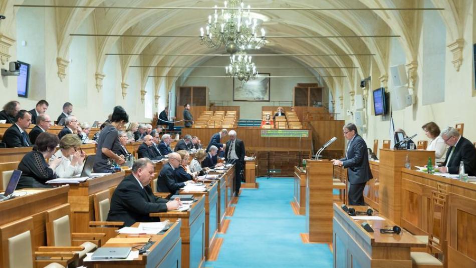 Zmražení platu politiků Senát zamítl. Plánované šetření se tedy nekoná?