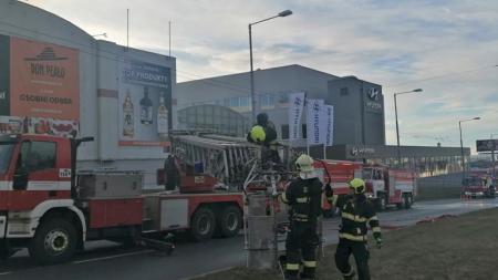 Znuděný skladník si hrál se zapalovačem, způsobil požár za desítky milionů