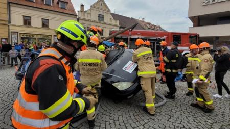 Smíšená družstva profesionálních hasičů a záchranářů změřila síly na rokycanském náměstí