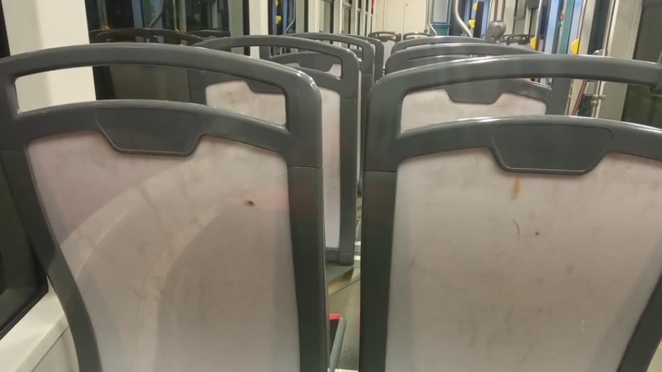 Mladík si hrál v tramvaji se zapalovačem, poškodil sedadlo!