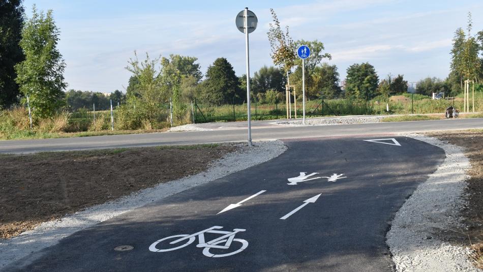 Cyklistům i chodcům slouží nová stezka pod zoologickou zahradou