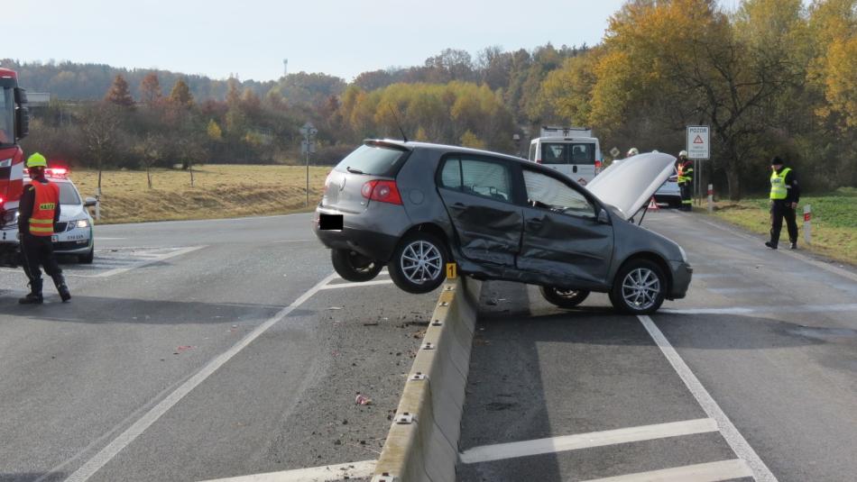 Řidička nedala přednost, skončila na betonových zábranách