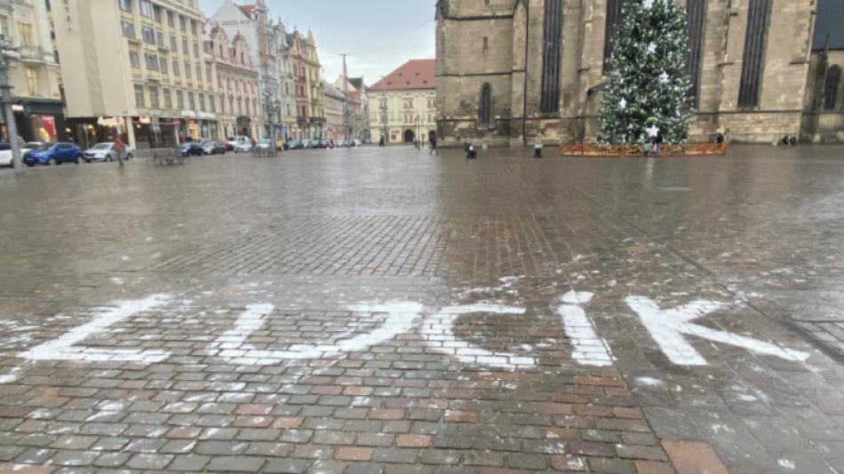 Vandal &quot;Lucík&quot; znovu řádil po Plzni. Pokreslil náměstí i zastávku