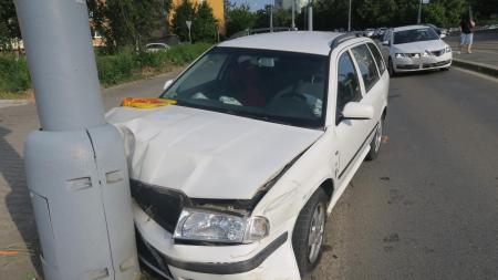 Kousek od tragédie. Silně opilá řidička najela na tramvajový ostrůvek, pak skončila ve sloupu veřejného osvětlení