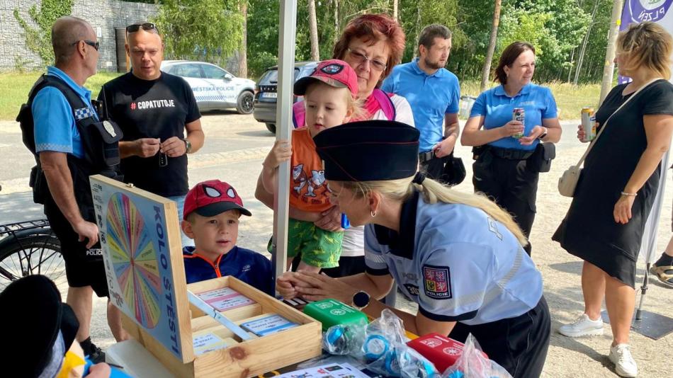 Na kolo jen s přilbou, upozorňovali policisté u Boleváku