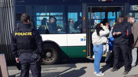 Velká akce v plzeňské MHD. Spolu s revizory kontrolovali cestující i policisté a strážníci!