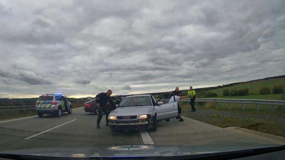 Scéna jako z amerického filmu. Policisté honili na dálnici zdrogovaného řidiče