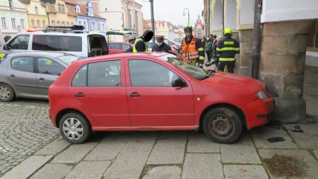 Seniorka si při parkování spletla brzdu a plyn. Když ji dostali do rukou policisté, nestačili se divit