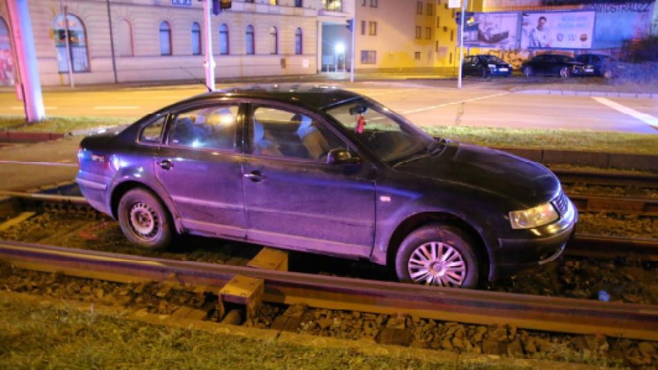 Divoká jízda centrem Plzně. Řidička prorazila závory u parkoviště, pak skončila uvězněná v tramvajových kolejích