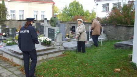 Blíží se Dušičky. Jsou vrcholem sezóny pro zloděje, varuje policie