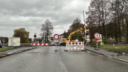 V karlovarských Tuhnicích došlo k uzavření železničního přejezdu. Řidiči musí využít objízdné trasy