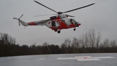 Muž (43) spadl z 15 metrů vysokého stožáru. Letěl pro něj vrtulník!