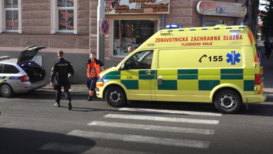 Řidič nacouval do chodce a ujel. Policisté zveřejnili otřesné záběry z nehody!