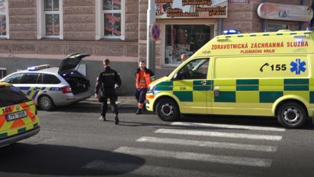 Na přechodu pro chodce srazilo muže auto. Řidič ujel