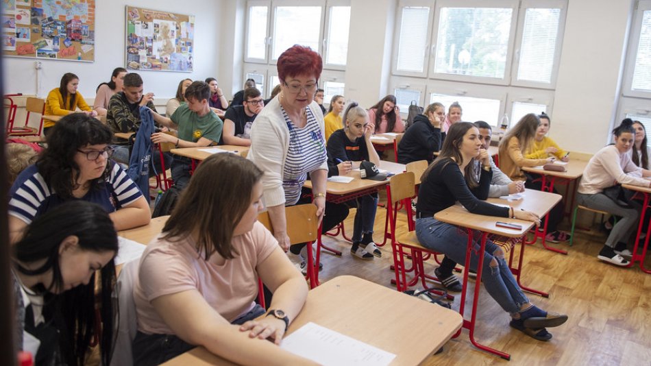 Do lavic se vrátí i středoškoláci a vysokoškoláci, schválila vláda